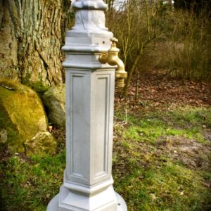 Wassersäule Hydrant, Poller als Zapfsäule, Wasserzapfstelle als Gartenbrunnen